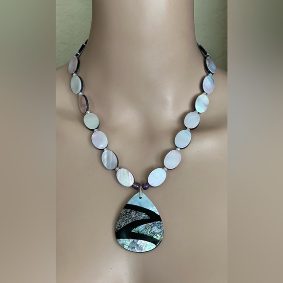22 inch Mother of Pearl Oval bead Necklace NWOT - Picture 1 of 13